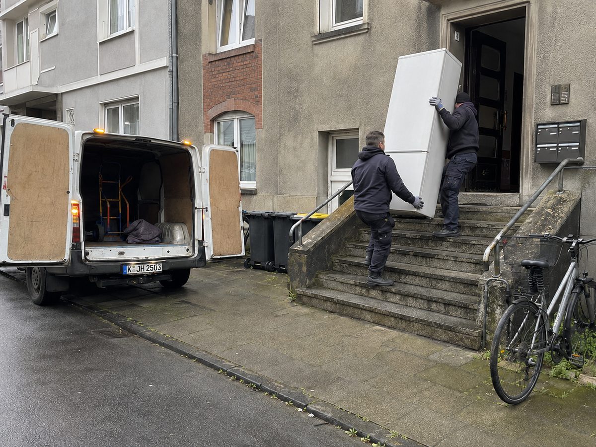 Fahrer trägt eine Lieferung zur Haustür